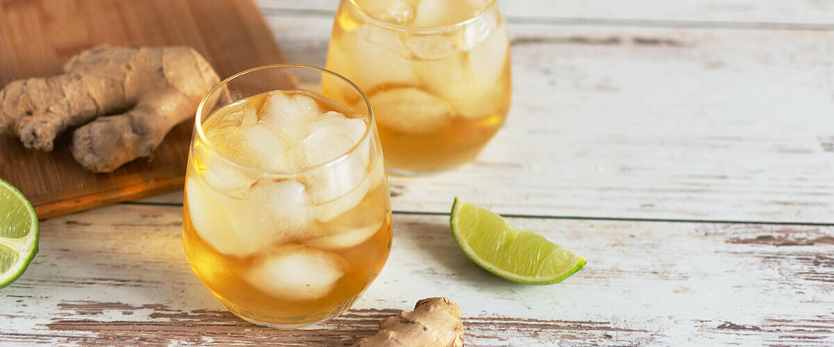 Eistee mit Darjeeling-Tee und Ingwer